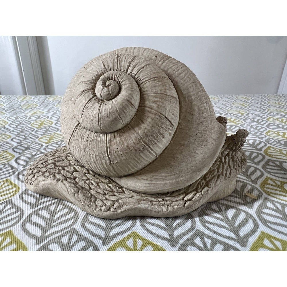 Resin snail garden figurine, matte finish, 3D effect - 4.5" x 3.5"